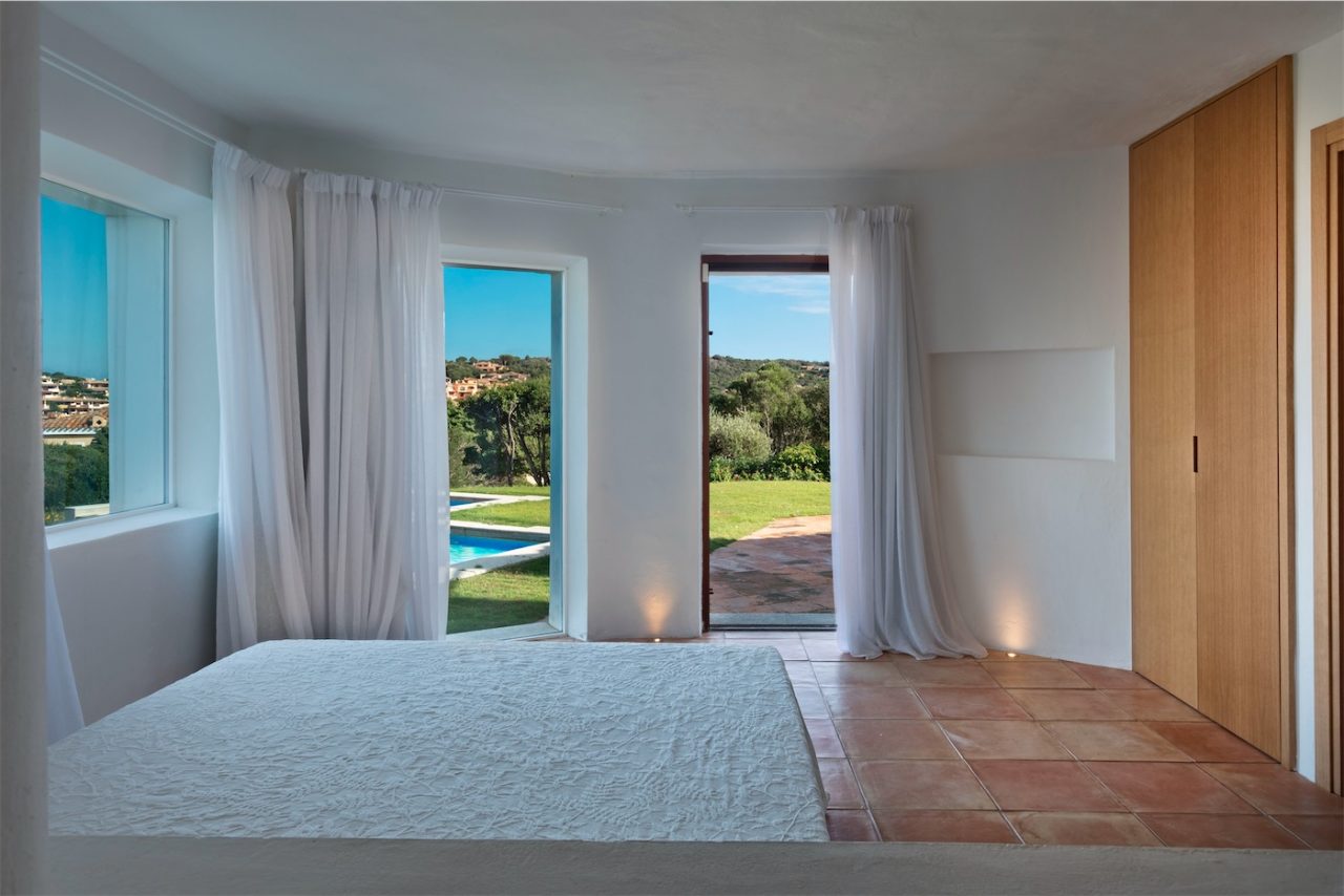Camera da letto con vista su piscina e giardino