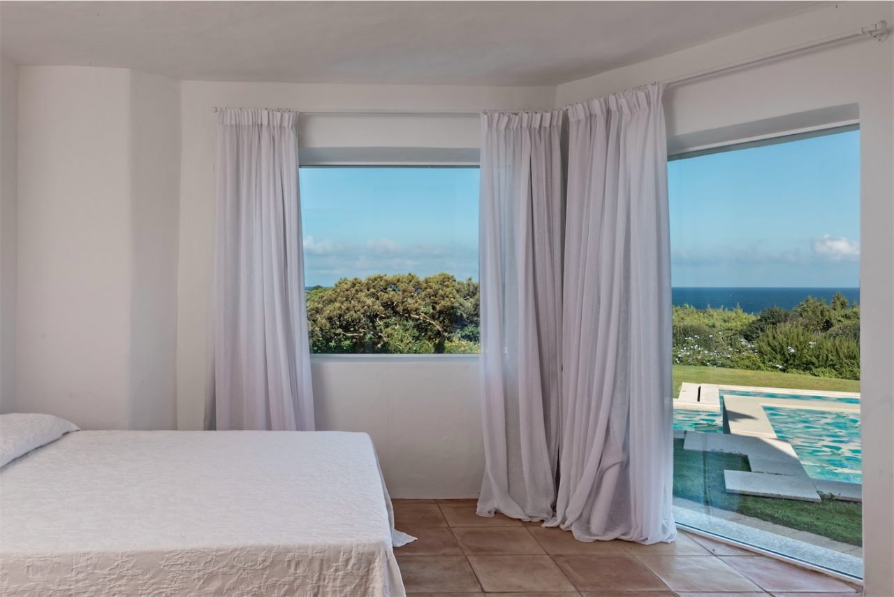 Camera da letto con vista su piscina e giardino