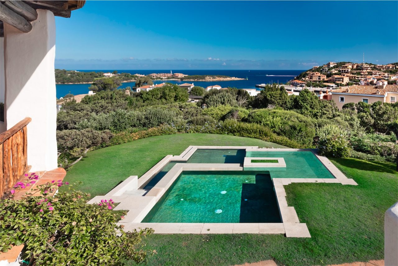 Vista piscina dal terrazzo