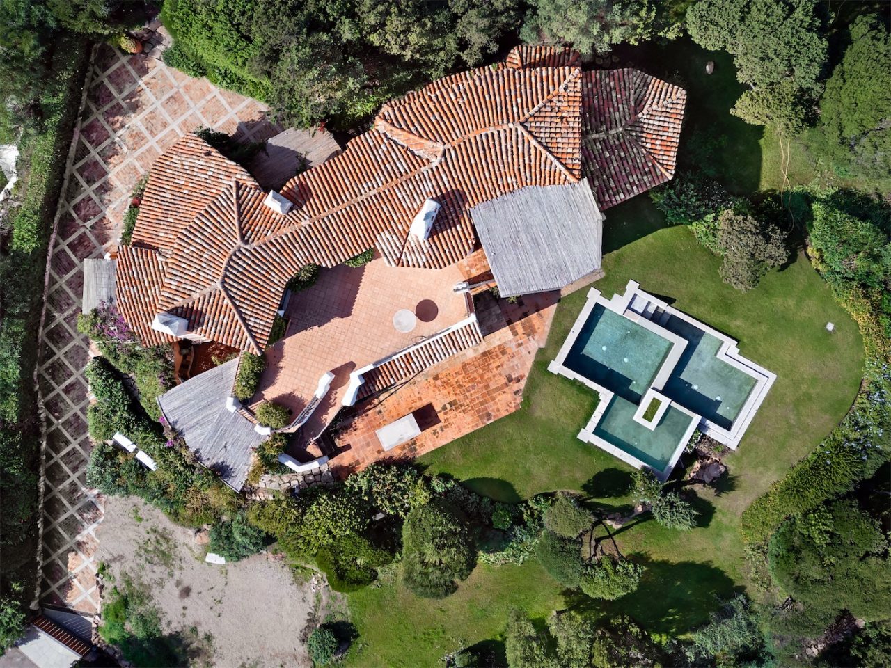 Vista aerea di una villa con giardino e piscina